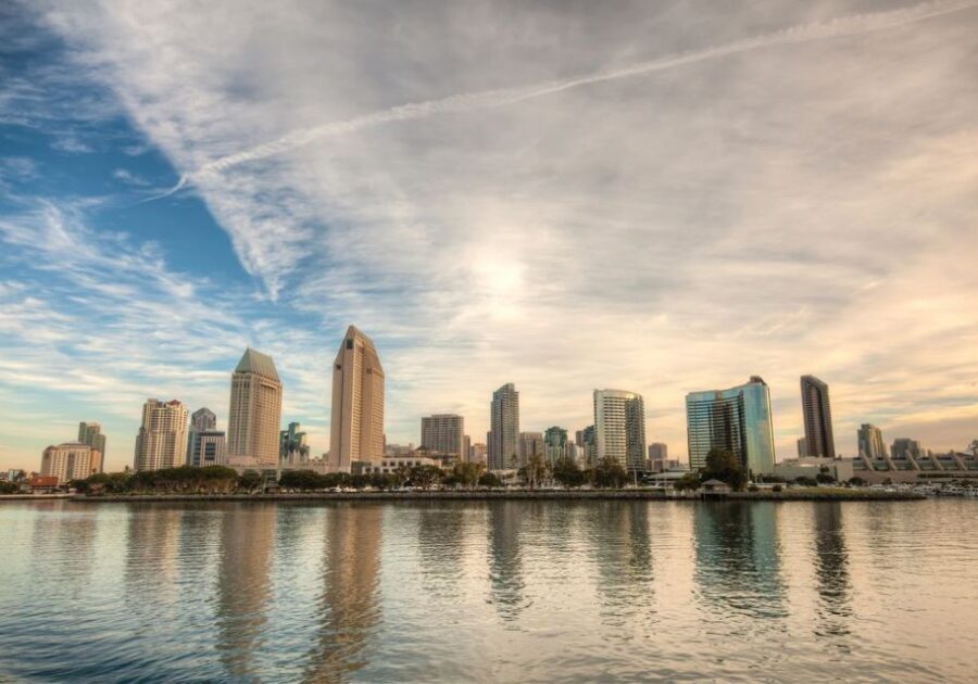 San Diego: Thanksgiving Day Buffet Brunch or Dinner Cruise - Deck Choice: Inside Comfort vs Rooftop Views